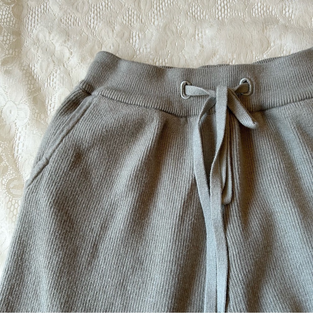 LUXE by Priv Ribbed knit joggers size medium